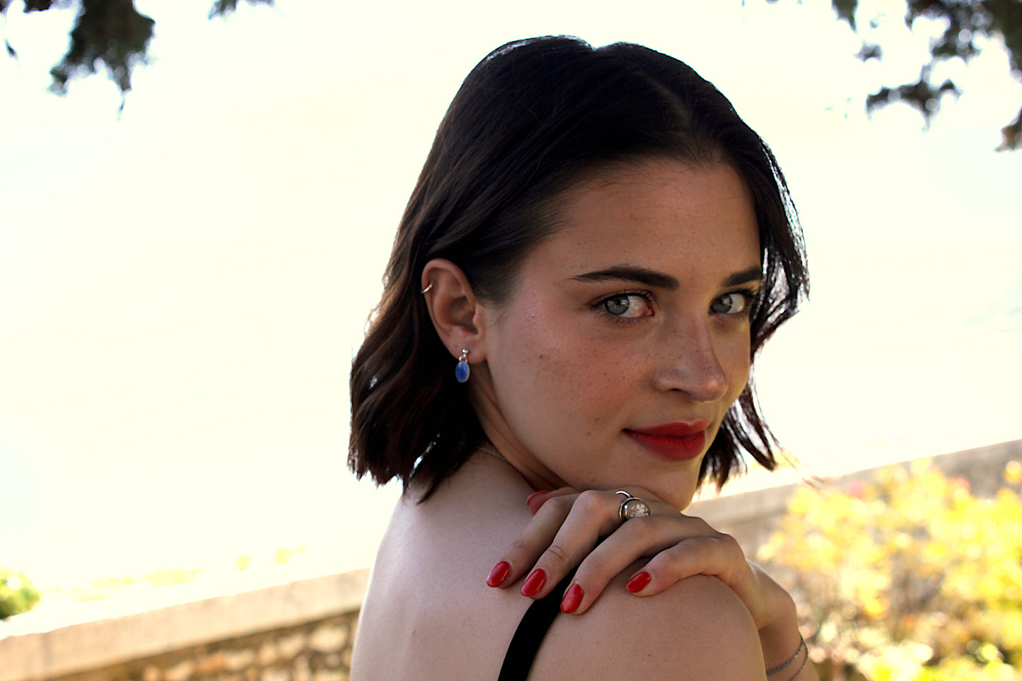 Petites boucles d'oreilles inspiration céramique bleue