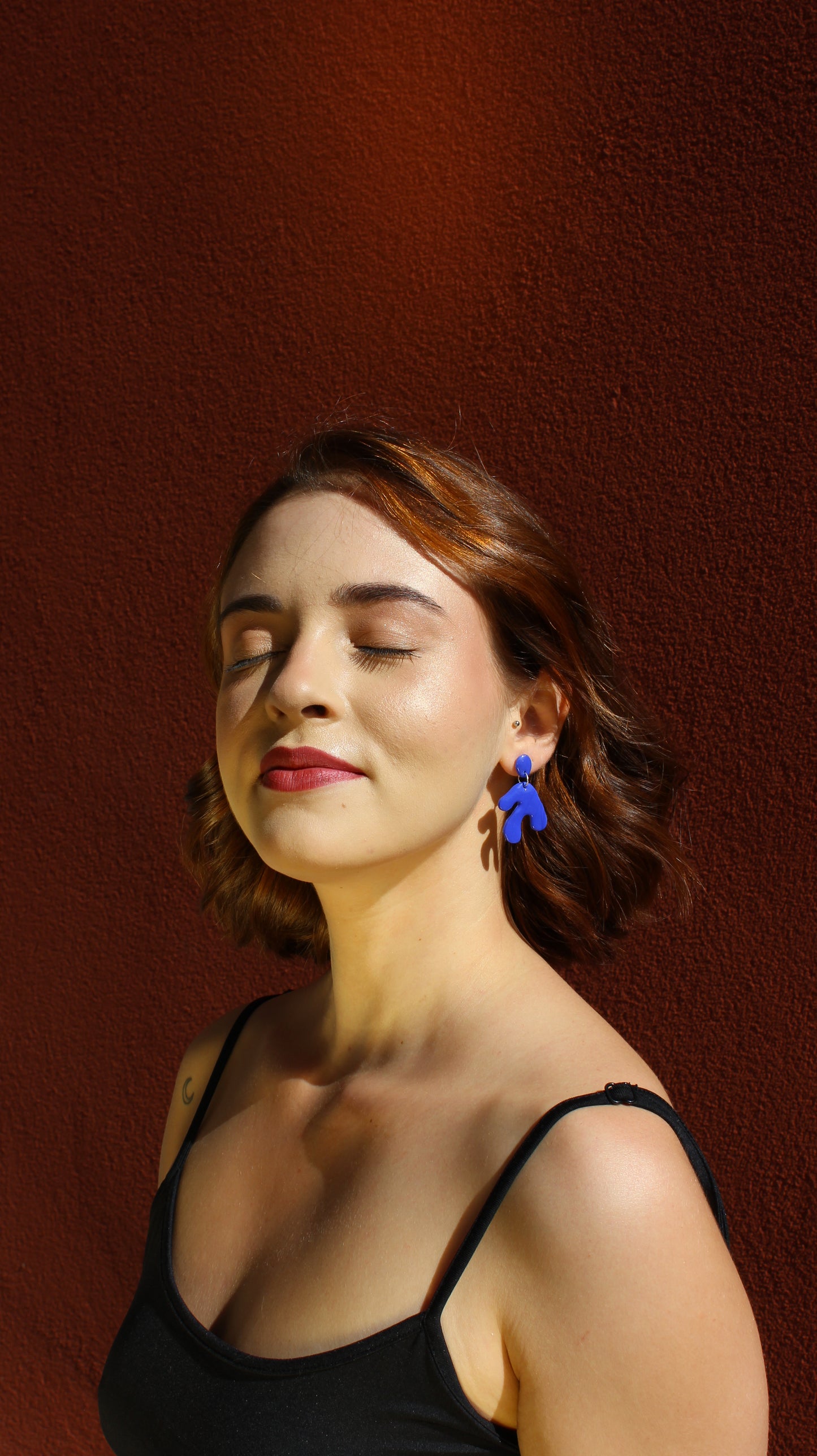 Boucles d'oreilles bleu Klein inspirées par les œuvres de Henri Matisse et de Yves Klein, de forme abstraite évoquant les algues ou les feuilles, en argile polymère, résine et argent plaqué. Pièces uniques fabriquées à la main sur la Côte d'Azur.