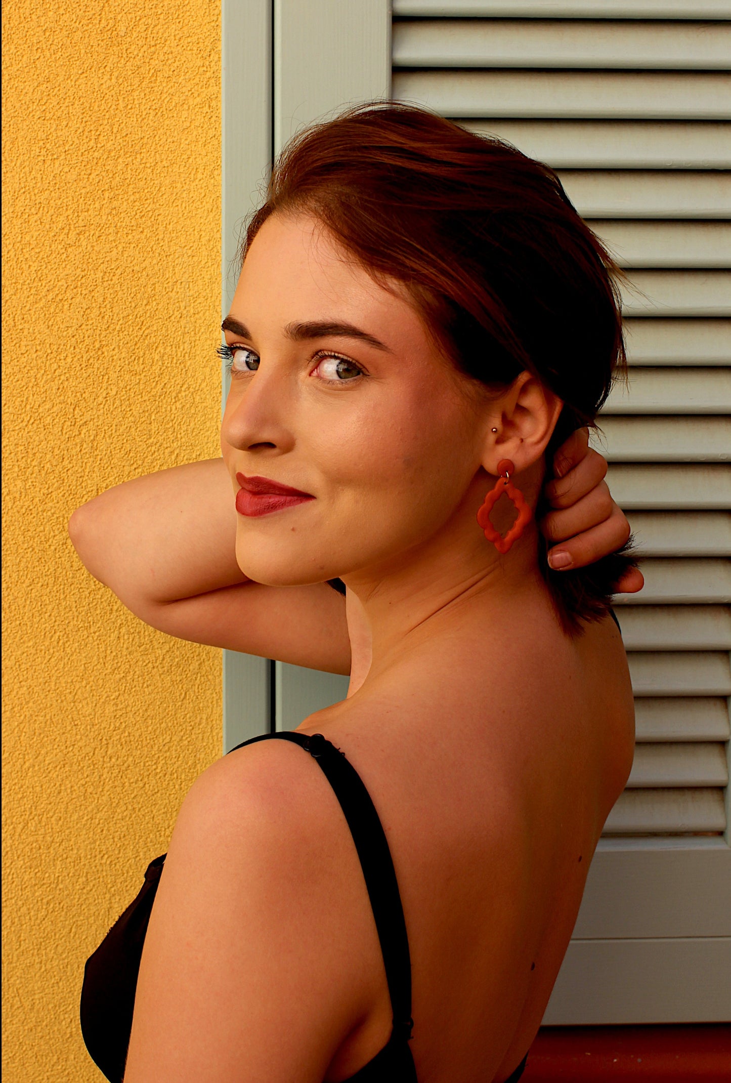 Boucles d'oreilles couleur terracotta en argile polymère et or plaqué, en forme de losange festonné et ajouré