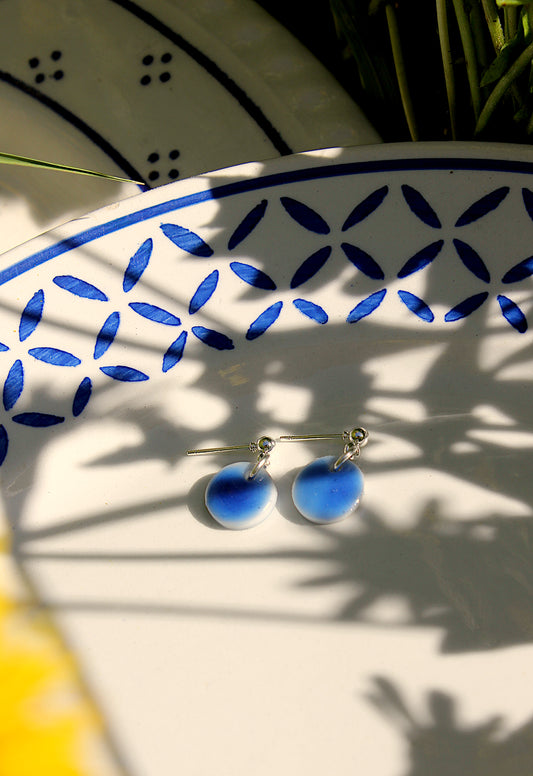 Petites boucles d'oreilles inspiration céramique bleue