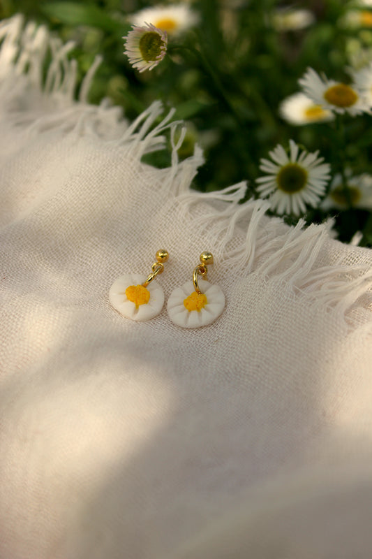 Petites boucles d'oreilles pâquerettes