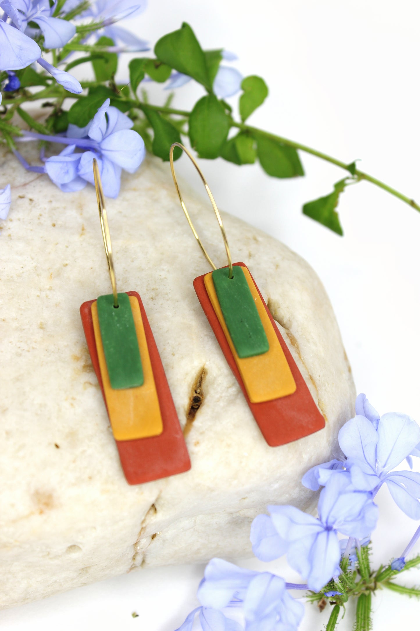 Boucles d'oreilles créoles avec pendentifs en forme de rectangle, de couleurs ocre, vert et terracotta, en argile polymère, résine et acier inoxydable doré