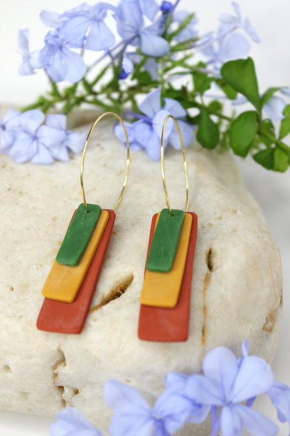 Boucles d'oreilles créoles avec pendentifs en forme de rectangle, de couleurs ocre, vert et terracotta, en argile polymère, résine et acier inoxydable doré