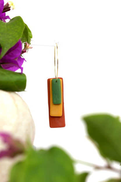 Boucles d'oreilles créoles avec pendentifs en forme de rectangle, de couleurs ocre, vert et terracotta, en argile polymère, résine et acier inoxydable doré