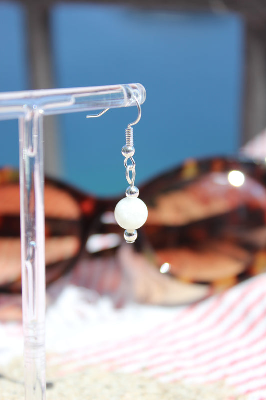 Petites boucles d'oreilles pendantes perle de sélénite